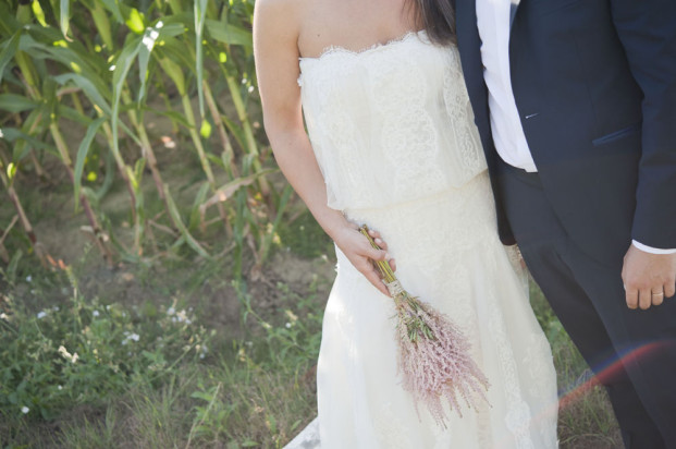 ©Solveig et Ronanphotographes - Mariage pastel a la  campagne - La mariee aux pieds nus